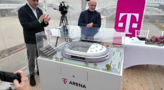 Jako překvapení Petar Babić a Petr Kratochvíl odhalili model arény (foto KH) T-Mobile Arena-model-2543