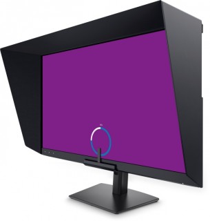 Monitor Dell UltraSharp 32 4K QD-OLED s krytem (zdroj: Dell Technologies) Dell UltraSharp 32 4K QD-OLED Monitor with Hood-2604