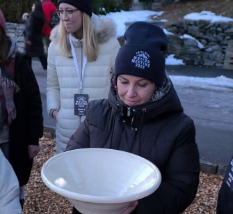 Dokážete roztočit minci v míse a udržet ji v pohybu co nejdéle? (foto KH) Studer-mince-2608