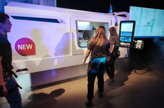 Odhalení univerzální válcové brusky STUDER S23 bylo to spojeno s vystoupením mladých horolezců na cvičných stěnách (foto KH) Studer-odhaleni-S23-2608