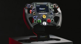 Volant vyrobený v limitované sérii 499 kusů je skutečným sběratelským skvostem (zdroj: Guillemot Corporation) Thrustmaster volant-2-2625