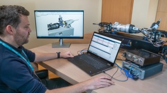 Nové řešení pro automatizovanou extrakci modelů komponent zavádí industrializovaný proces charakterizace komponent z hlediska NVH podle normy ISO 20270. Automatizuje pracovní postup měření a extrakce, čímž umožňuje opakovatelné testování komponent s vysokou propustností a minimálními ručními zásahy (zdroj: Siemens) Siemens-Simcenter-Testlab-Summer-2026-06-2644