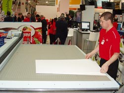 Vakuové přisávání materiálu na desce Arizony 250 GT umožňuje přesné pozicování Vakuové přisávání materiálu na desce Arizony 250 GT umožňuje přesné pozicování