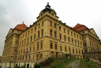 Omšelý a přesto monumentální Loucký klášter - první den finále