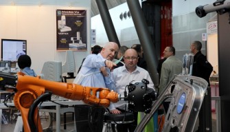MetraScan 2 personnes pointant le robot